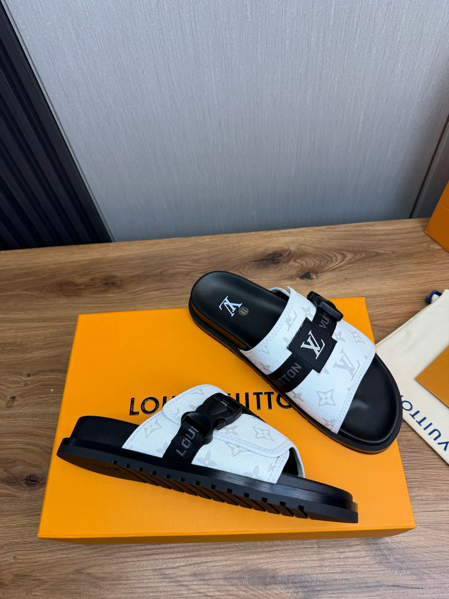 Men's shoes 💰320💰 Lv. hot selling men's slippers 🔥 🩴Official website one to one production 38-45 sizes 45 46 🉑️Customized!